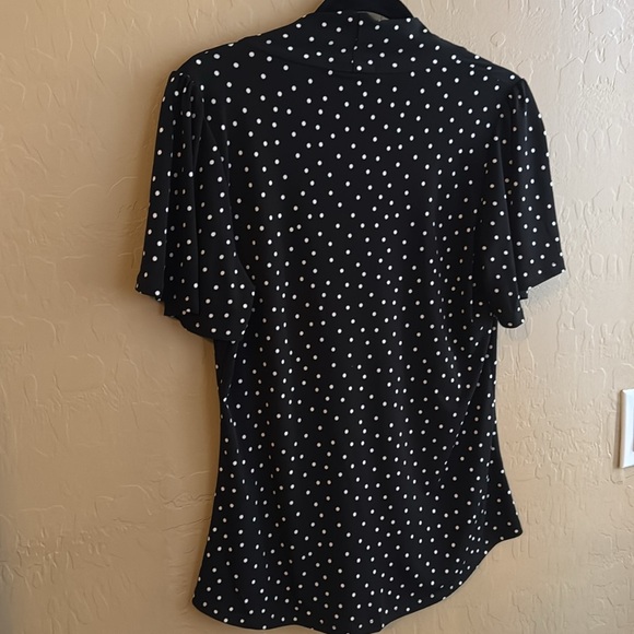 Dress top SS NWT black white dot V neck Large non cling fitted flowing stitchfix - Picture 4 of 7